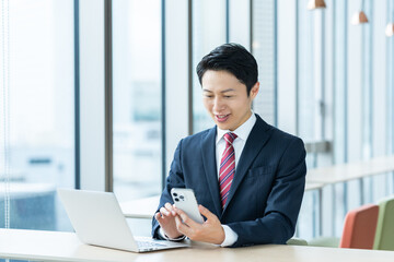 Fototapeta premium オフィスで働くミドルのビジネスマン 撮影協力：学校法人電波学園 東京電子専門学校