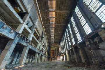 Wnętrze ogromnej hali maszyn w opuszczonej elektrociepłowni EC2 w Łodzi, industrialna architektura brutalistyczna i postapokaliptyczny klimat. © smoku7979
