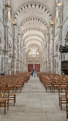 Fototapeta premium Belle perspective sur l'allée centrale de la basilique Sainte-Marie-Madeleine de Vézelay (Bourgogne, France)