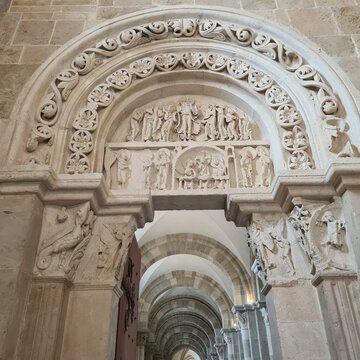 Magnifique perspective sur le portail lat&eacute;ral du narthex de la basilique Sainte-Marie-Madeleine de V&eacute;zelay (Bourgogne, France)