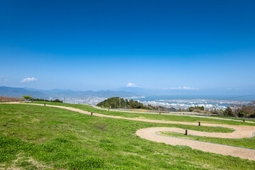 静岡市の日本平の遊歩道から眺める富士山と清水港と静岡市街地の広大な風景 