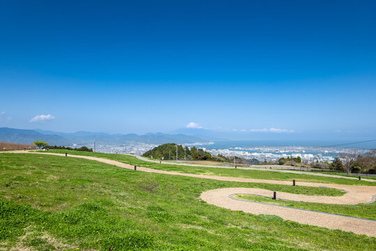 静岡市の日本平の遊歩道から眺める富士山と清水港と静岡市街地の広大な風景
