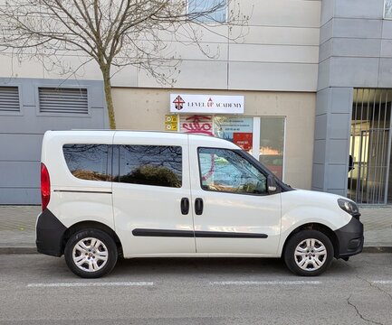 Vista lateral de una furgoneta Fiat Doblo aparcada en una calle de Madrid, Espa&ntilde;a, 25 de febrero de 2026