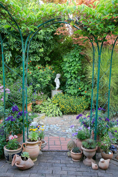 Garten mit vielen Pflanzen und Deko im Sommer 