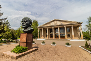 Obraz premium KITSKANY, TRANSNISTRIA - MAY 4, 2023: Lenin sculpture in front of the Palace of Culture in Chitcani (Kitskany), Transnistria