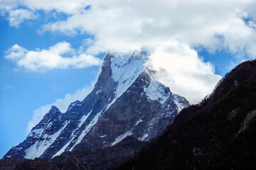 Obraz premium Powerful Himalayan mountain peak in Nepal, Annapurna range with dramatic clouds