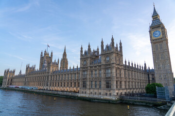 Obraz premium Big Ben and Westminster Hall Seen from a Bridge as the Sun Sets in London England