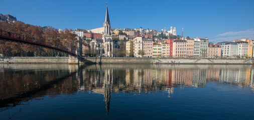 Fototapeta premium Paysage de ville en France: Lyon, la Saône et le quartier saint Georges au pied de la colline de Fourvière en automne 