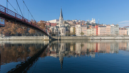 Fototapeta premium Paysage de ville en France: Lyon, la Saône et le quartier saint Georges au pied de la colline de Fourvière en automne 
