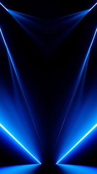 Dramatische blaue Neonlicht-Strahlen auf schwarzem Hintergrund &ndash; abstrakter Lichteffekt