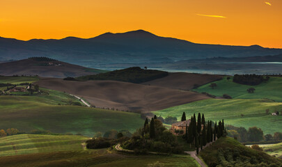 Fototapeta premium Tuscan countryside landscape during golden hour, Italy.