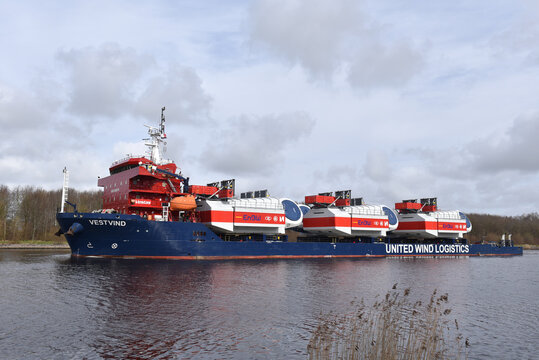 Frachtschiff VESTVIND transportiert Rotorhub f&uuml;r Windkraftanlagen durch den Nord-Ostsee-Kanal