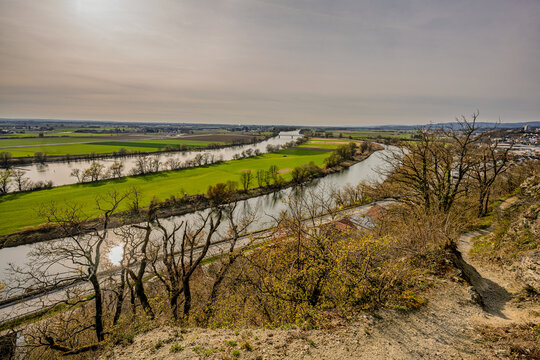 Blick auf den Fluss und die Landschaft w&auml;hrend eines sonnigen Tages in Deutschland