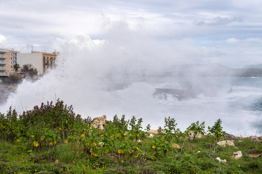 starker Wellengang mit Sturm an den Klippen mit den charakteristischen Karst-Formen und dem Es Bufador und dem Es Bufador Petit, S&acute;Illot im Norden von Mallorca, Spanien