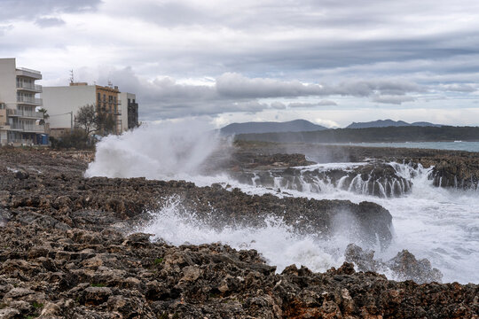starker Wellengang mit Sturm an den Klippen mit den charakteristischen Karst-Formen und dem Es Bufador und dem Es Bufador Petit, S&acute;Illot im Norden von Mallorca, Spanien