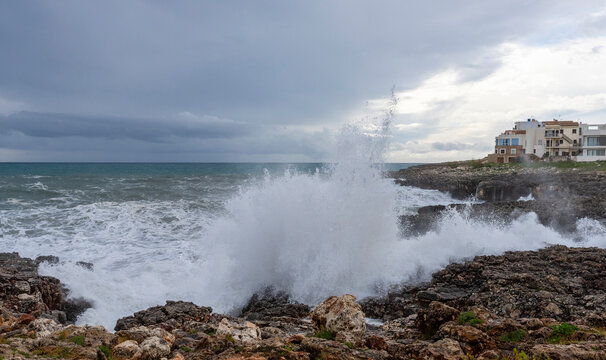 starker Wellengang mit Sturm an den Klippen mit den charakteristischen Karst-Formen und dem Es Bufador und dem Es Bufador Petit, S&acute;Illot im Norden von Mallorca, Spanien