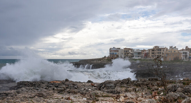 starker Wellengang mit Sturm an den Klippen mit den charakteristischen Karst-Formen und dem Es Bufador und dem Es Bufador Petit, S&acute;Illot im Norden von Mallorca, Spanien