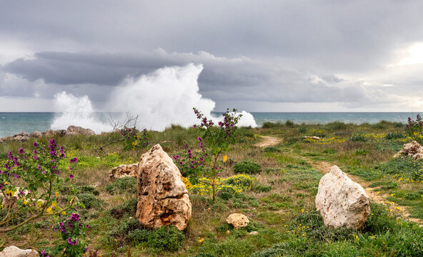 starker Wellengang mit Sturm an den Klippen mit den charakteristischen Karst-Formen und dem Es Bufador und dem Es Bufador Petit, S&acute;Illot im Norden von Mallorca, Spanien