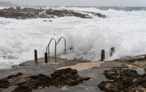 starker Wellengang mit Sturm an den Klippen mit den charakteristischen Karst-Formen und dem Es Bufador und dem Es Bufador Petit, S&acute;Illot im Norden von Mallorca, Spanien