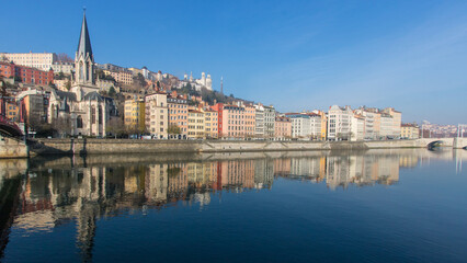 Fototapeta premium Paysage de ville en France: Lyon, la Saône et le quartier saint Georges au pied de la colline de Fourvière en automne