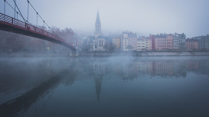 Fototapeta premium le Vieux Lyon et le quartier Saint Georges le long de la Saône à Lyon dans le brouillard de l' automne