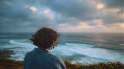 Obraz premium person watching ocean horizon with blured nature background