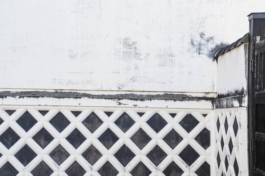 漆喰のなまこ壁と門