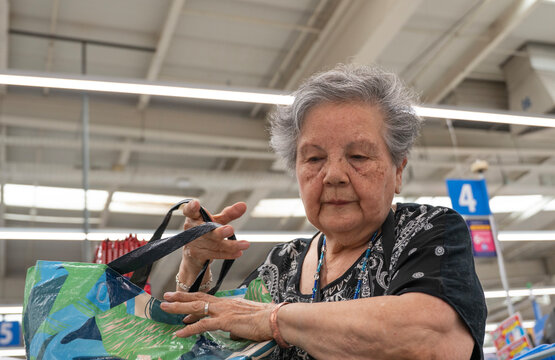Se&ntilde;ora mayor haciendo compras en el supermercado