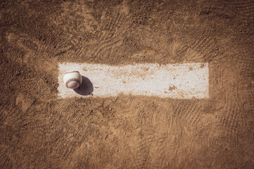 Obraz premium Pitcher's mound with baseball on dirt field
