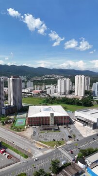 Imagem a&eacute;rea do Gin&aacute;sio Hugo Ramos mostrando estrutura esportiva e estacionamento evidenciando import&acirc;ncia do esporte na cidade de Mogi das Cruzes