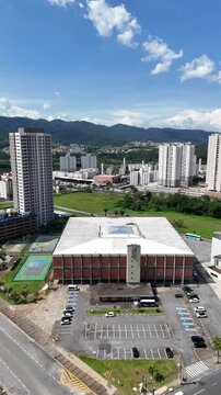 Vista a&eacute;rea do Gin&aacute;sio Hugo Ramos em Mogi das Cruzes com estrutura esportiva e &aacute;rea urbana ao redor destacando esporte e infraestrutura no Alto Tiet&ecirc;