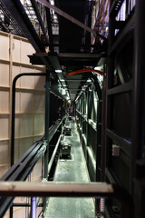 Fototapeta premium Blick in den Aufzugsschacht einer modernen Lageranlage mit automatisiertem Transportsystem