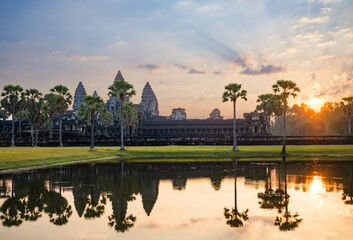 Fototapeta premium Sunrise over pond in front of Angkor Wat, Cambodia
