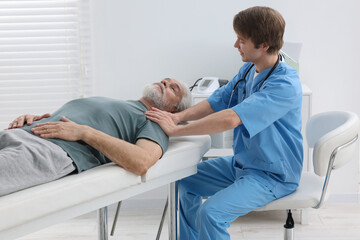 Obraz premium Physiotherapist working with senior man in clinic