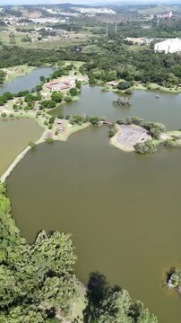 Vista a&eacute;rea do Parque Centen&aacute;rio em Mogi das Cruzes com lago, &aacute;reas verdes e caminhos destacando lazer e qualidade de vida no Alto Tiet&ecirc;