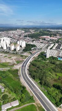 Vista a&eacute;rea do bairro C&eacute;sar de Souza destacando pr&eacute;dios, ruas e organiza&ccedil;&atilde;o urbana no contexto de crescimento da cidade de Mogi das Cruzes