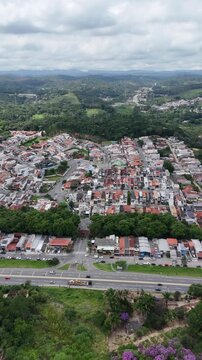 Imagem a&eacute;rea de bairro residencial em Mogi das Cruzes com ruas e casas bem distribu&iacute;das, destacando planejamento urbano e crescimento da cidade no Alto Tiet&ecirc;