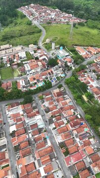 Vista a&eacute;rea de regi&atilde;o residencial em Mogi das Cruzes com casas, ruas organizadas e &aacute;reas verdes, destacando urbaniza&ccedil;&atilde;o e qualidade de vida no Alto Tiet&ecirc; paulista
