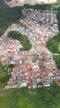 Imagem a&eacute;rea da regi&atilde;o urbana residencial de Mogi das Cruzes destacando crescimento imobili&aacute;rio e organiza&ccedil;&atilde;o das ruas no Alto Tiet&ecirc;
