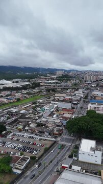 Vis&atilde;o a&eacute;rea registra bairro residencial e &aacute;reas verdes em Mogi das Cruzes, mostrando expans&atilde;o urbana e qualidade de vida.