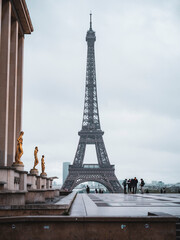 Obraz premium View of the Eiffel Tower from Trocadero with Statues and Tourists