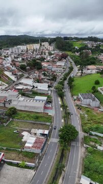 Vista a&eacute;rea da regi&atilde;o residencial de Mogi das Cruzes com casas e ruas conectadas por avenidas, destacando desenvolvimento urbano no Alto Tiet&ecirc;