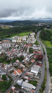Vista a&eacute;rea de bairro residencial em Mogi das Cruzes com casas, ruas organizadas e &aacute;reas verdes, destacando urbaniza&ccedil;&atilde;o e qualidade de vida no Alto Tiet&ecirc; paulista