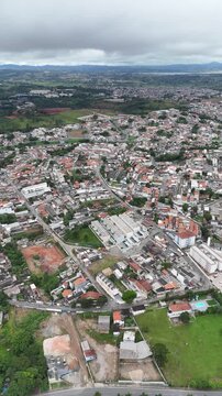 Vista a&eacute;rea vertical de &aacute;rea urbana em Mogi das Cruzes com ruas e constru&ccedil;&otilde;es destacando expans&atilde;o da cidade e infraestrutura