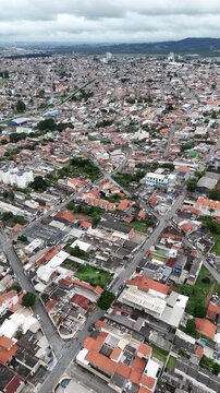 Imagem panor&acirc;mica a&eacute;rea de bairro residencial em Mogi das Cruzes com &aacute;reas urbanas e verdes, representando qualidade de vida no Alto Tiet&ecirc; paulista