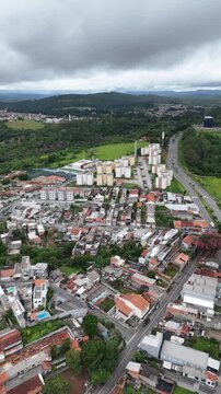 Imagem a&eacute;rea de &aacute;rea residencial em Mogi das Cruzes mostrando urbaniza&ccedil;&atilde;o e vegeta&ccedil;&atilde;o ao redor no interior do estado de S&atilde;o Paulo