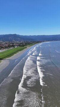 Drone mostra a praia do Porto Novo em Caraguatatuba com mar e areia extensa destacando paisagem natural do litoral paulista
