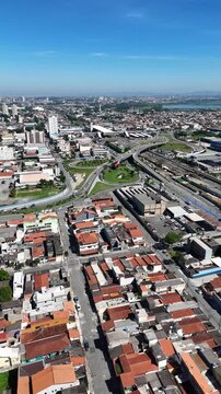 Imagem a&eacute;rea da cidade de Suzano destacando pr&eacute;dios, ruas e bairros, representando urbaniza&ccedil;&atilde;o e crescimento na regi&atilde;o do Alto Tiet&ecirc; em S&atilde;o Paulo