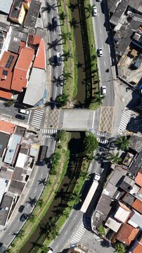 Vista a&eacute;rea da cidade de Suzano destaca urbaniza&ccedil;&atilde;o, crescimento urbano e paisagem do Alto Tiet&ecirc; em S&atilde;o Paulo.