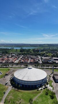 Imagem a&eacute;rea da Arena Suzano com destaque para o Parque Max Feffer e &aacute;reas verdes, evidenciando infraestrutura esportiva e lazer na cidade